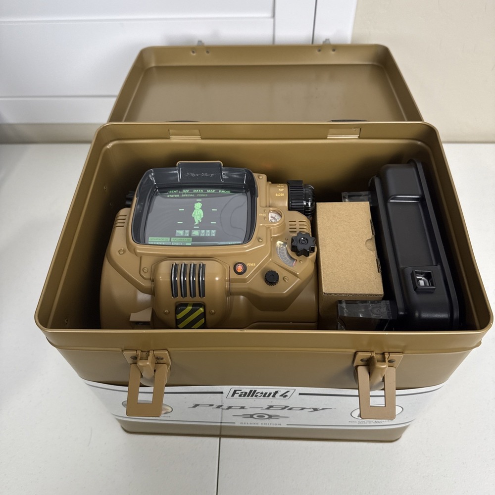 Fallout 4: Pip-Boy 3000 Mk IV Deluxe Bluetooth Edition Thinkgeek Cosplay Prop